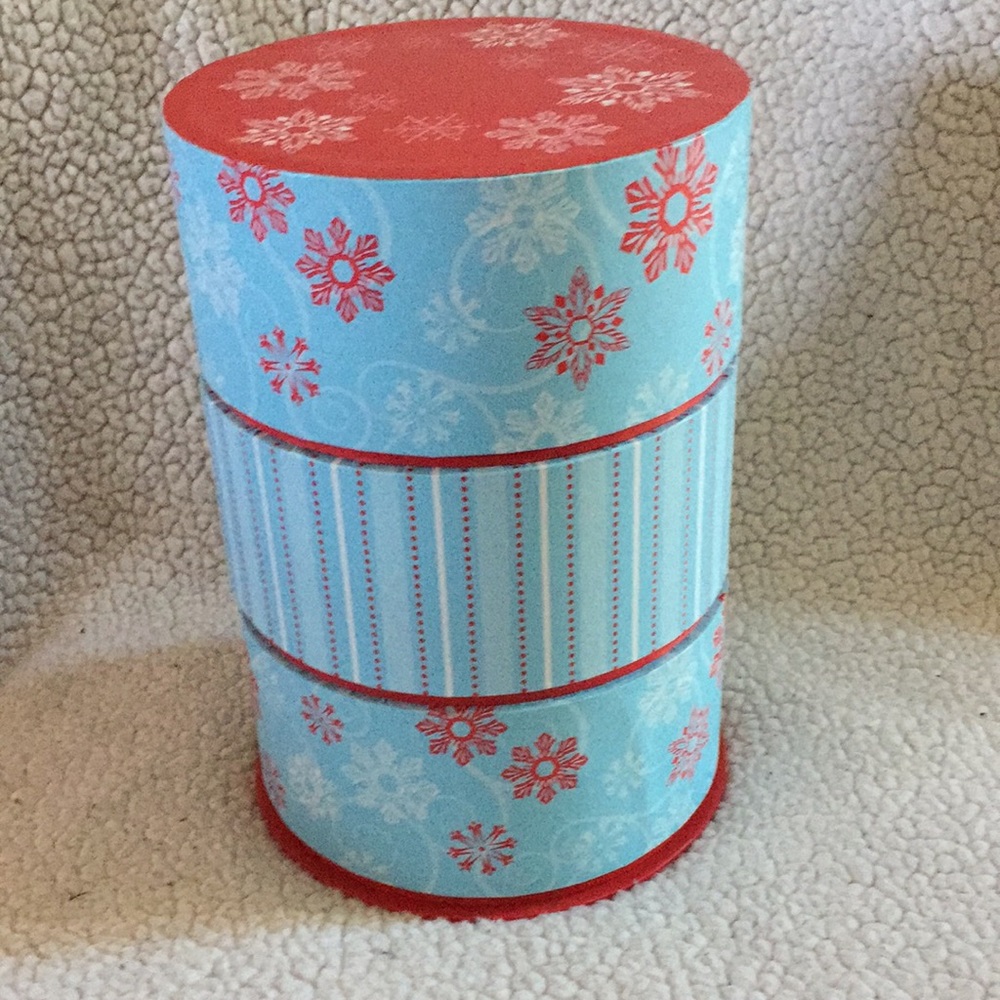 10 / $10 Tower of 3 boxes with snowflake design - Picture 7 of 7